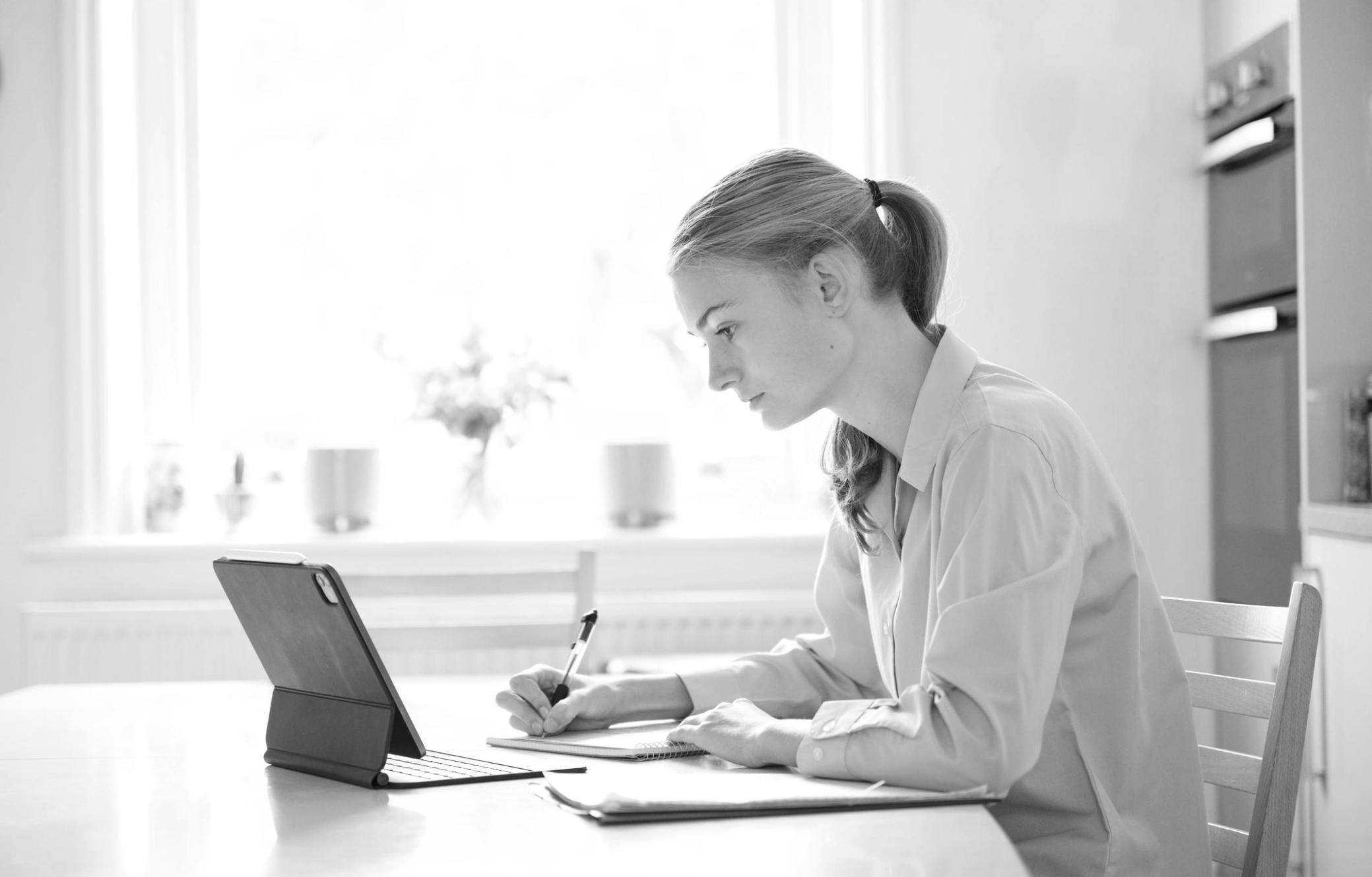 Sesión práctica de análisis de palabras clave con herramientas profesionales